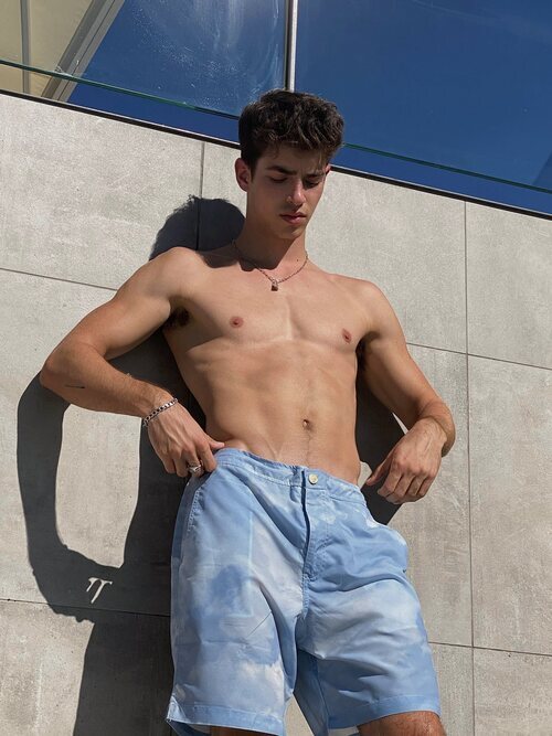 Manu Ríos muestra su musculado torso