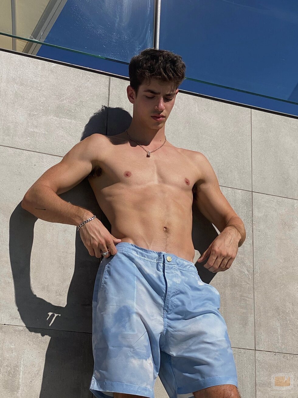 Manu Ríos muestra su musculado torso