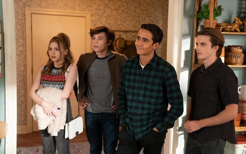 Michael Cimino, George Sear, Bebe Wood y Anthony Turpel en la segunda temporada de 'Con amor, Victor'