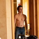George Sear sin camiseta en la segunda temporada de 'Con amor, Victor'