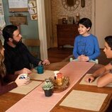 Ana Ortiz, James Martinez, Mateo Fernandez y Michael Cimino en la segunda temporada de 'Con amor, Victor'