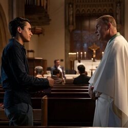 Victor en la iglesia en la segunda temporada de 'Con amor, Victor'
