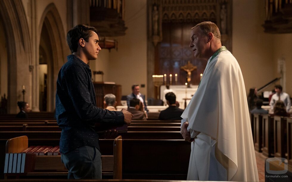 Victor en la iglesia en la segunda temporada de 'Con amor, Victor'