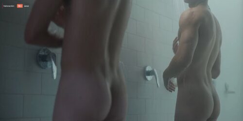 Arón Piper y Manu Ríos, totalmente desnudos en las duchas de 'Élite 4'