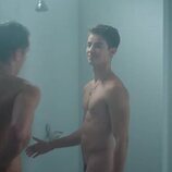 Manu Ríos, en las duchas completamente desnudo, en 'Élite 4'