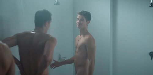 Manu Ríos, en las duchas completamente desnudo, en 'Élite 4'