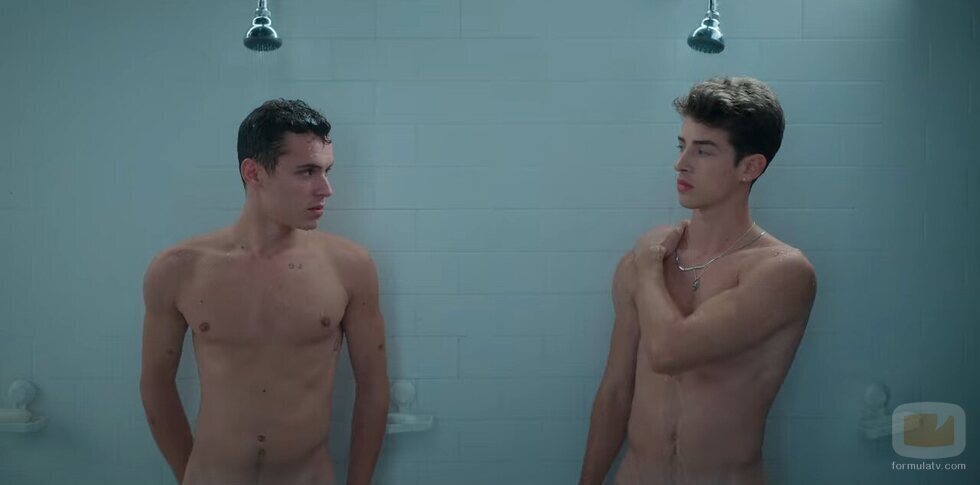 Arón Piper y Manu Ríos se miran desnudos en la ducha en 'Élite 4'