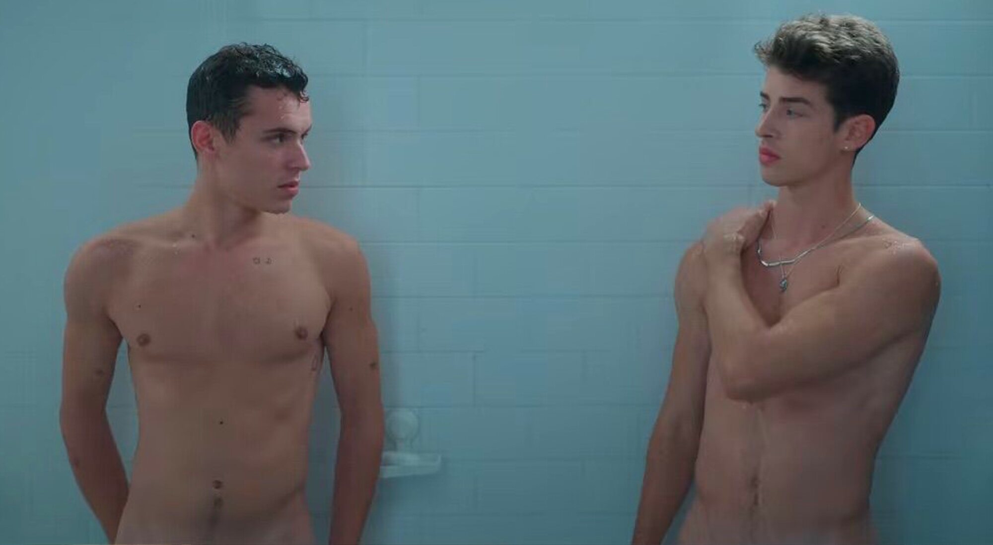 Arón Piper y Manu Ríos se miran desnudos en la ducha en 'Élite 4'
