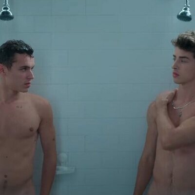 Arón Piper y Manu Ríos se miran desnudos en la ducha en 'Élite 4'