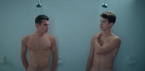 Arón Piper y Manu Ríos se miran desnudos en la ducha en 'Élite 4'