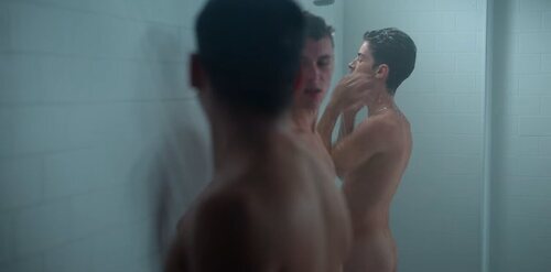 Manu Ríos muestra el culo en una escena de 'Élite 4'