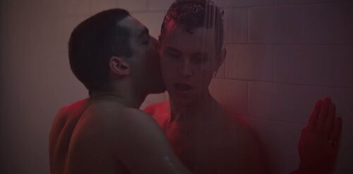 Omar (Omar Ayuso) le come el cuello a Ander (Arón Piper) en 'Elite 4'