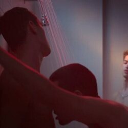 Patrick (Manu Ríos) mira cómo Omar besa el torso de Ander en 'Élite 4'