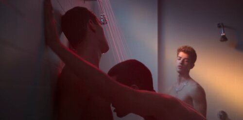 Patrick (Manu Ríos) mira cómo Omar besa el torso de Ander en 'Élite 4'