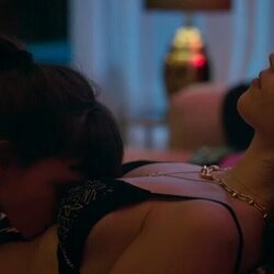 Mencía (Martina Cariddi) besa el pecho de Rebeka (Claudia Salas) en 'Élite 4'