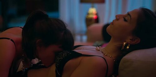 Mencía (Martina Cariddi) besa el pecho de Rebeka (Claudia Salas) en 'Élite 4'