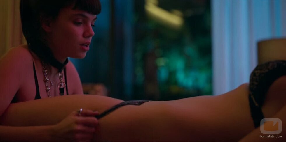 Mencía (Martina Cariddi) tira de las bragas de Rebeka (Claudia Salas) en 'Élite 4'
