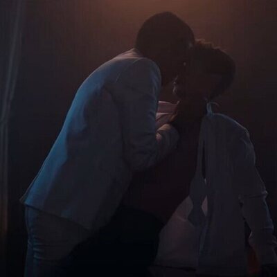 Omar y Patrick (Omar Ayuso y Manu Ríos) se besan en 'Élite 4'