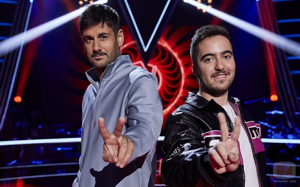 Beret y Melendi hacen el gesto de 'La Voz' en la sexta edición de 'La Voz Kids'