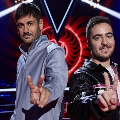 Beret y Melendi hacen el gesto de 'La Voz' en la sexta edición de 'La Voz Kids'