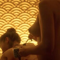 Mencía pinta la espalda de chocolate a Rebeka, desnudas, en 'Élite 4'