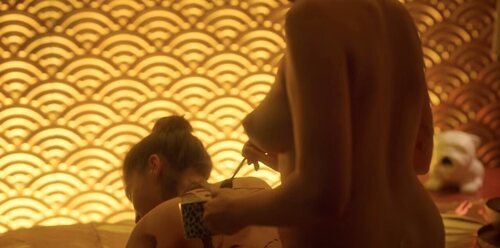 Mencía pinta la espalda de chocolate a Rebeka, desnudas, en 'Élite 4'