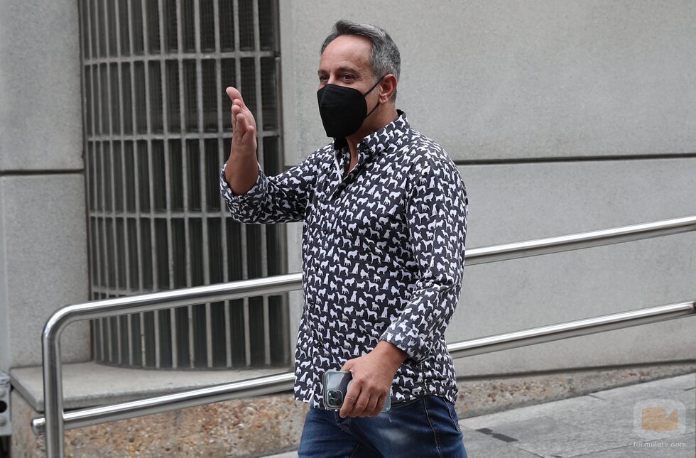 Víctor Sandoval, en el tanatorio por la muerte de Mila Ximénez