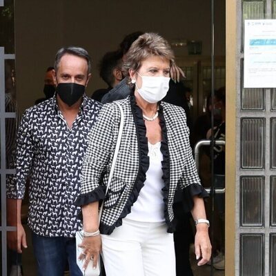 Víctor Sandoval y Conchita, en el tanatorio por la muerte de Mila Ximénez