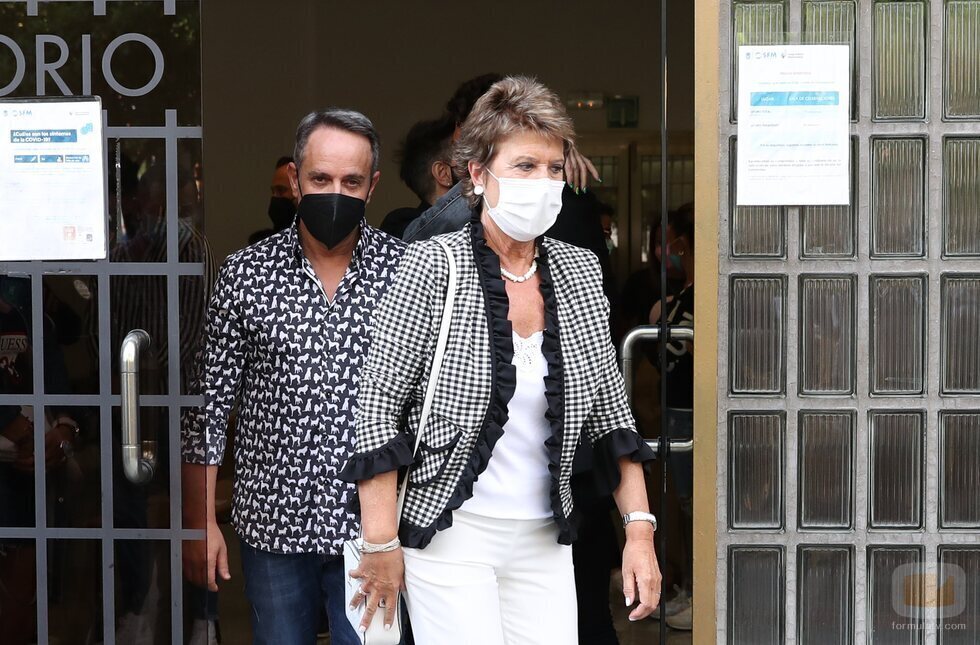 Víctor Sandoval y Conchita, en el tanatorio por la muerte de Mila Ximénez
