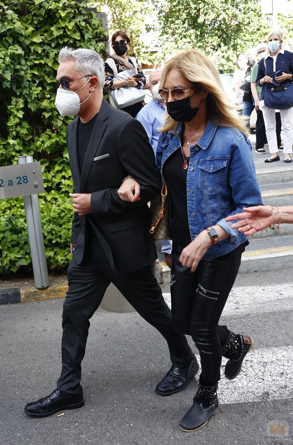 Kiko Hernández y Belén Rodríguez, en el tanatorio por la muerte de Mila Ximénez