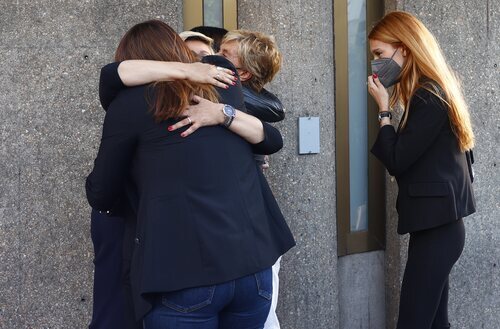 Terelu Campos se funde en un abrazo con varias compañeras de 'Sálvame' en el tanatorio por la muerte de Mila Ximénez