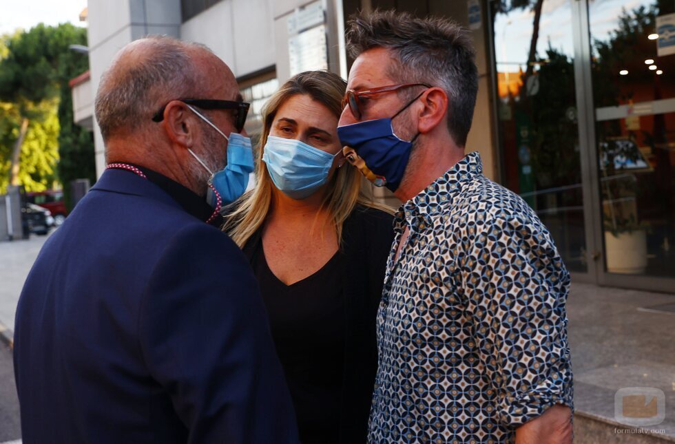 Carlota Corredera y David Valldeperas junto a Manolo Ximénez, en el tanatorio por la muerte de Mila Ximénez