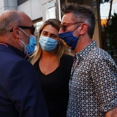 Carlota Corredera y David Valldeperas junto a Manolo Ximénez, en el tanatorio por la muerte de Mila Ximénez