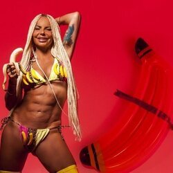 Leticia Sabater presenta en bikini su tema "La Bananakiki"