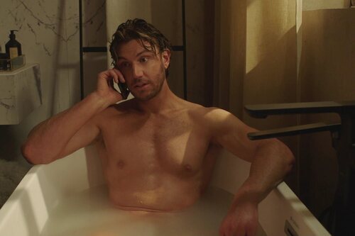 Adam Demos, desnudo en la bañera, en 'Sexo/Vida'