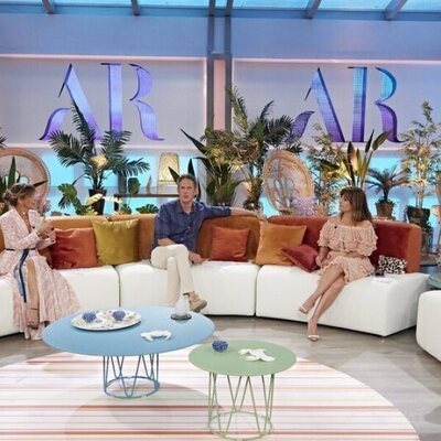 Los colaboradores en el saloncito de 'El programa del verano 2021'
