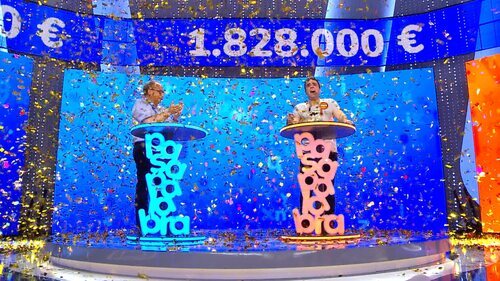 Javier Dávila y Pablo Díaz justo cuando se entrega el bote de 'Pasapalabra'