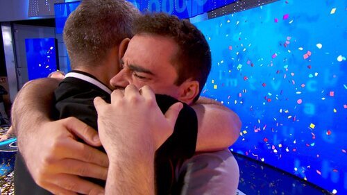 Pablo Díaz abraza a Roberto Leal al ganar el bote de 'Pasapalabra'
