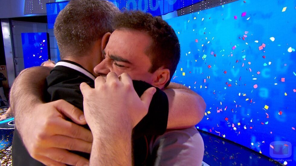 Pablo Díaz abraza a Roberto Leal al ganar el bote de 'Pasapalabra'