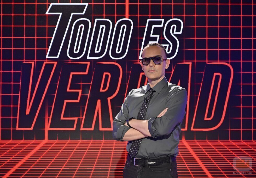 Risto Mejide posa en el plató de 'Todo es verdad'