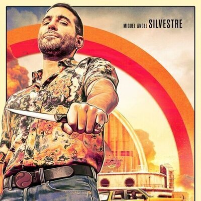 Miguel Ángel Silvestre posa en el póster de 'Sky Rojo 2'