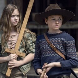 Cailey Fleming y Anabelle Holloway en la temporada 11 de 'The Walking Dead'