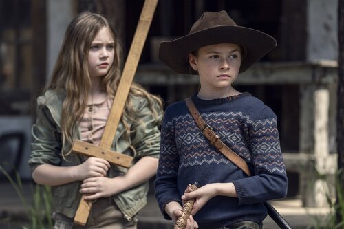 Cailey Fleming y Anabelle Holloway en la temporada 11 de 'The Walking Dead'