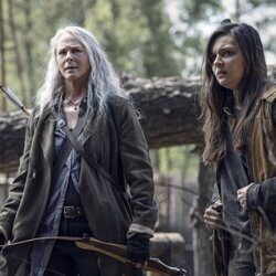 Melissa McBride y Cassady McClincy en la temporada 11 de 'The Walking Dead'