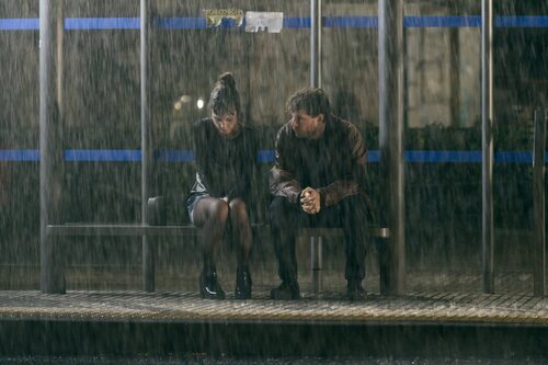 Nadia de Santiago y Álvaro Cervantes, bajo la lluvia en 'El tiempo que te doy'