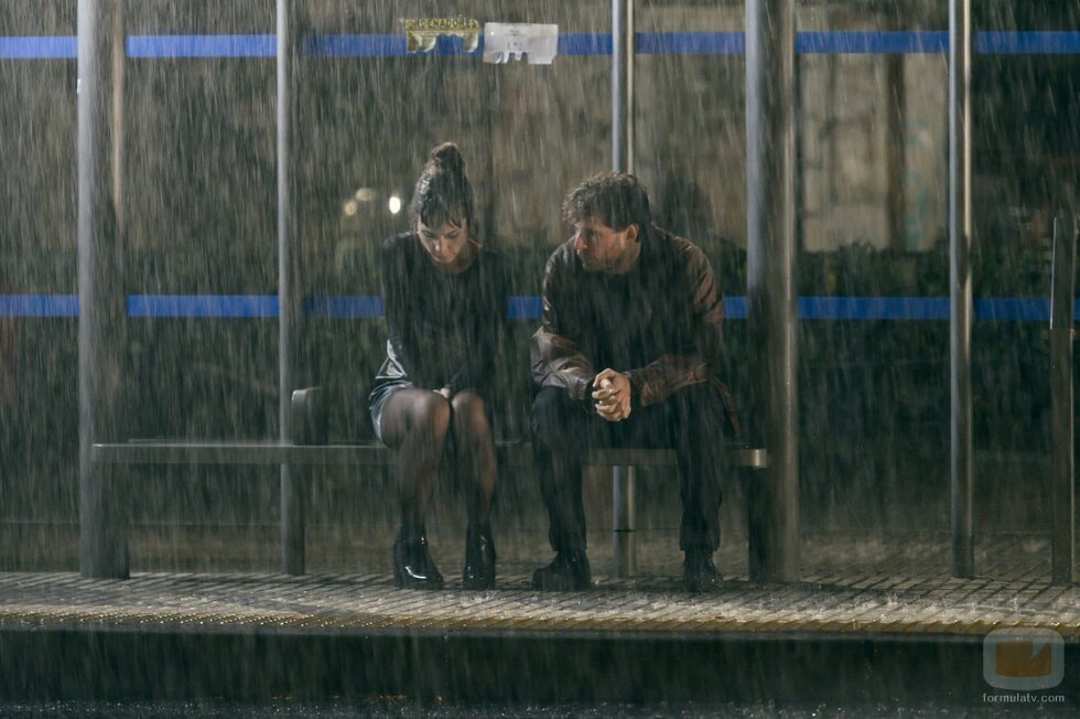Nadia de Santiago y Álvaro Cervantes, bajo la lluvia en 'El tiempo que te doy'