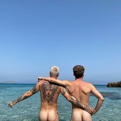 Raoul Vázquez ('OT 2017') y Jonan Wiergo ('Pekín Express'), desnudos en la playa