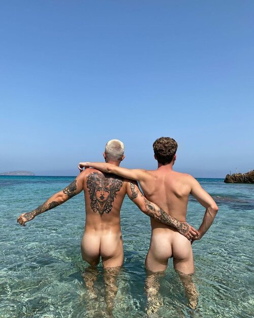 Raoul Vázquez ('OT 2017') y Jonan Wiergo ('Pekín Express'), desnudos en la playa