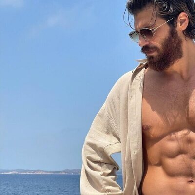 Can Yaman luce su torso desnudo con bañador