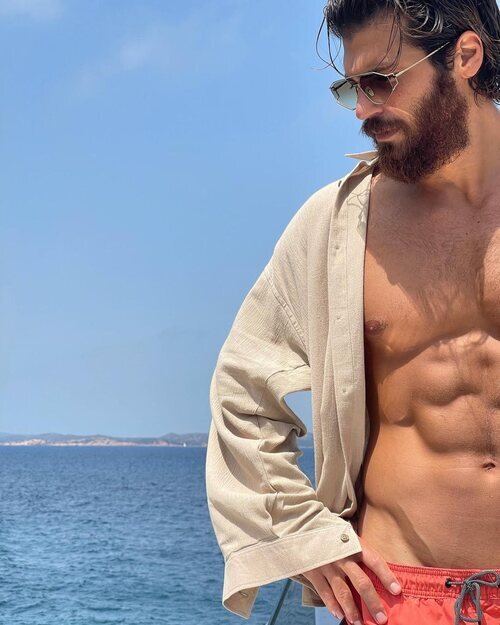 Can Yaman luce su torso desnudo con bañador